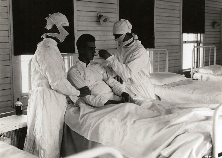 Treating_an_Influenza_patient_at_Navl_Hospital_New_Orleans,_1918